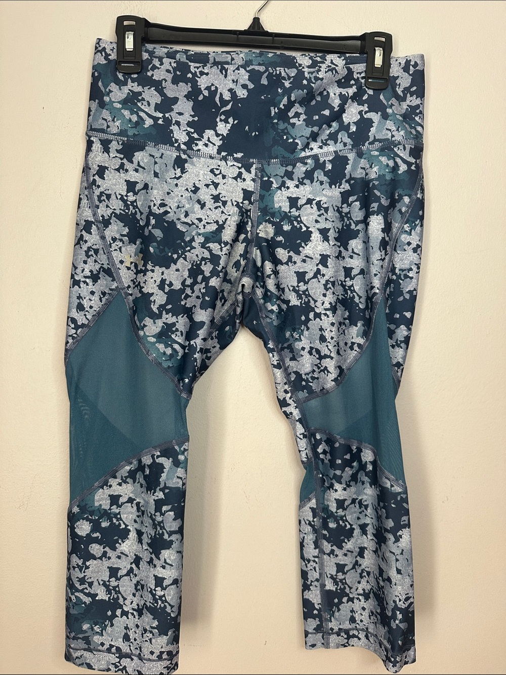 Under Armour heat gear Teal Camo Performance Capris - Active Wear size L